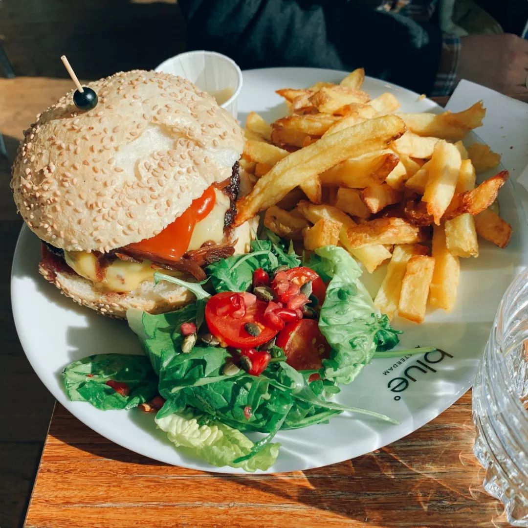 360度全玻璃空中咖啡厅!俯瞰阿姆拍美照