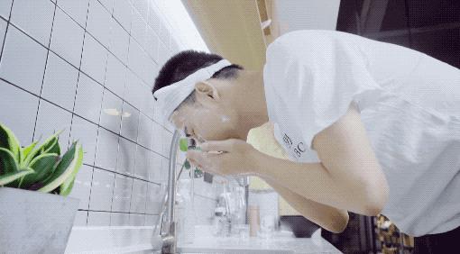 鼻子下巴挤出来的白色东西是什么,鼻子里面挤出来的白色条状是什么