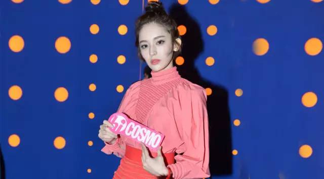 每个女生脚后跟都有个疤,每个女人的背后都有一部辛酸史