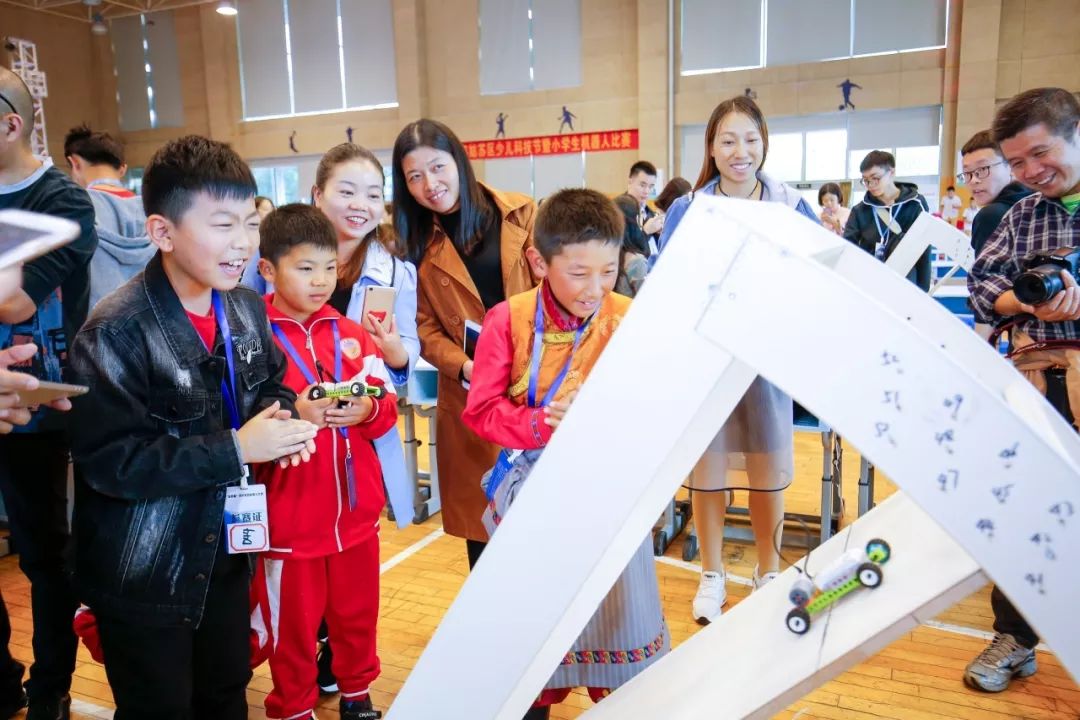 机器人团队激烈角逐,工业机器人团队比赛