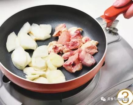 荸荠雪梨鸭汤，荸荠与雪梨甜脆多汁，搭配鸭肉煮汤，汤汁甜润可口，还可润肺止咳哦