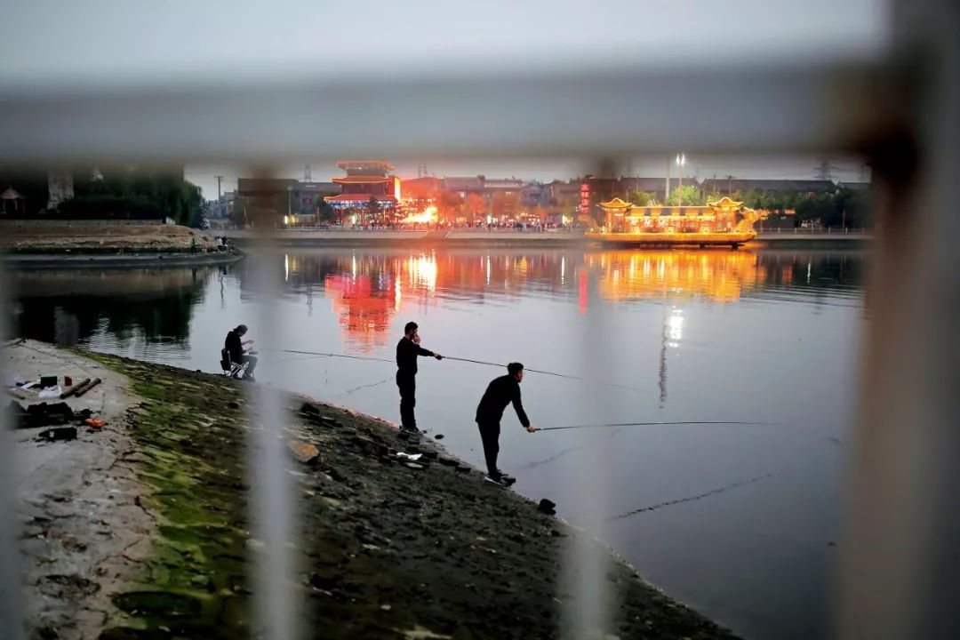 这些男人不回家,他们去钓鱼