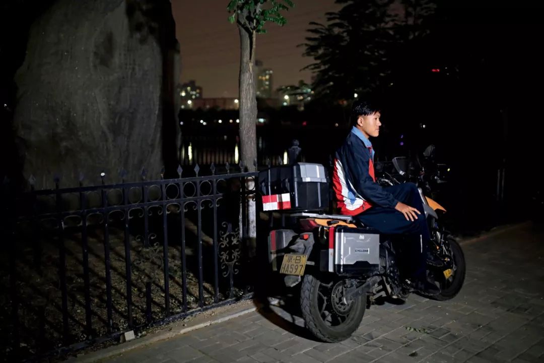 这些男人不回家,他们去钓鱼