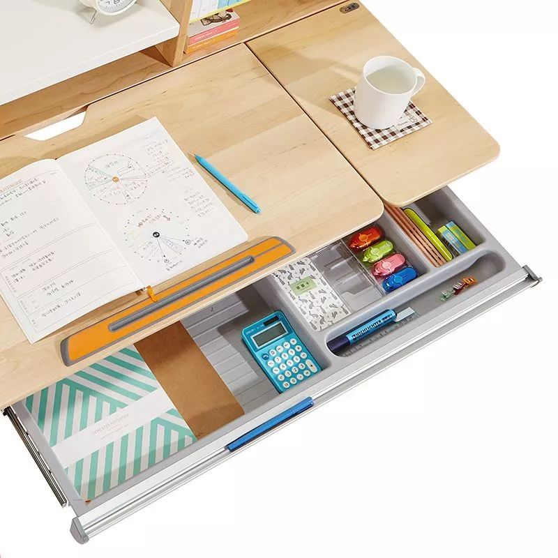 一年半了，还是喜欢这个得了最高设计奖的学习桌，陪伴孩子从3岁到18岁，开学季赠书包