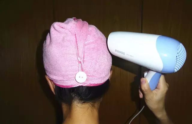 阴天洗衣服不干发臭怎么办,洗衣机快速弄干衣服的办法