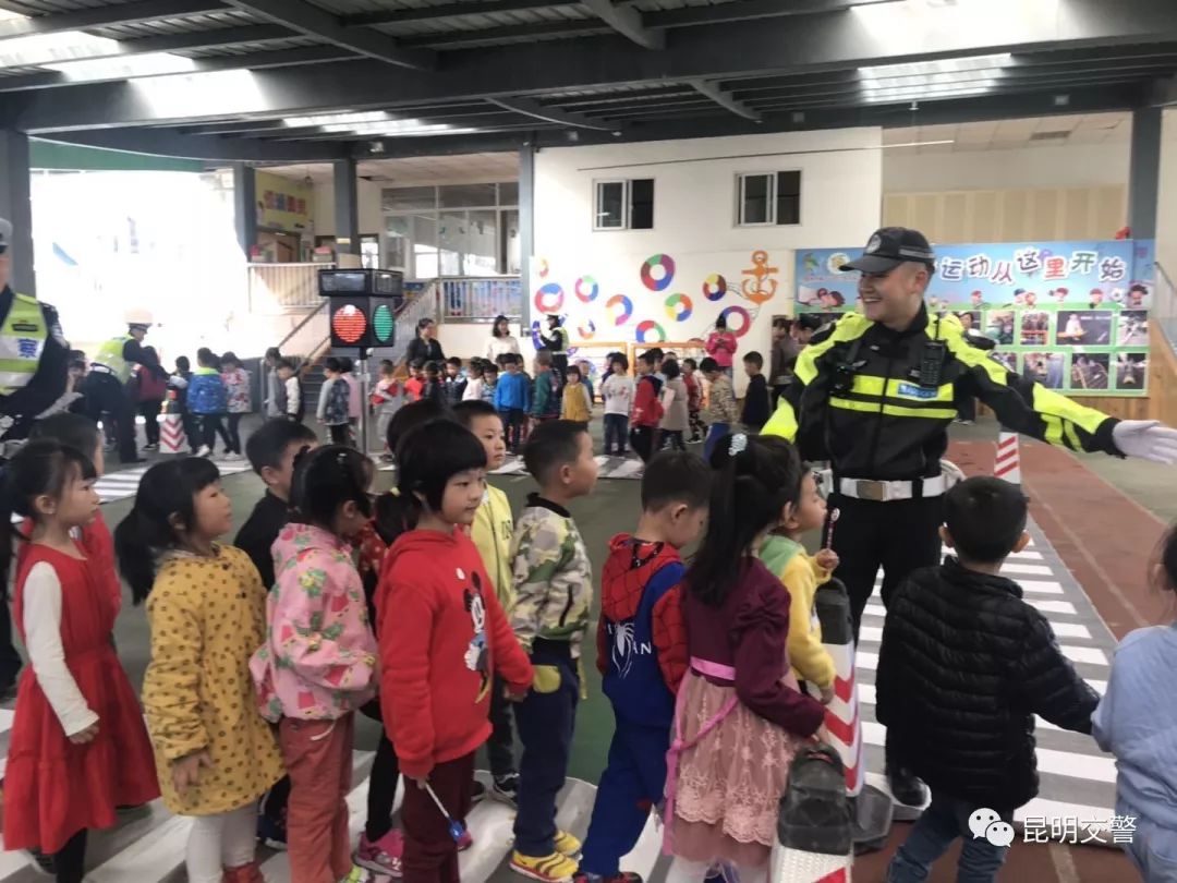 大手牵小手创文明,大手牵小手共创文明的内容