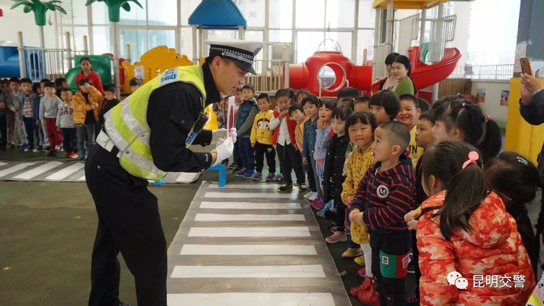 大手牵小手创文明,大手牵小手共创文明的内容