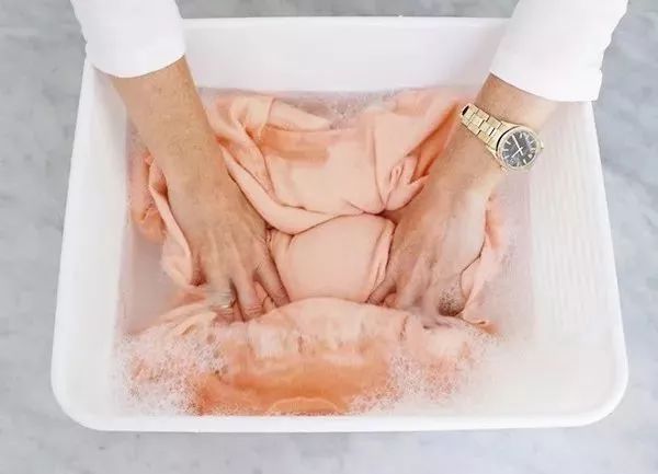 羊绒衫用洗衣液洗后掉毛严重,羊毛衣每次洗都缩水吗