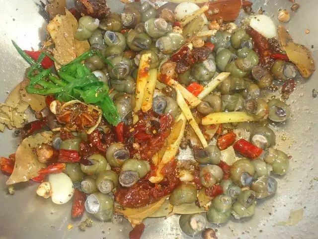 柳州螺蛳鸭脚煲最正宗的做法,自制螺蛳粉鸭脚煲