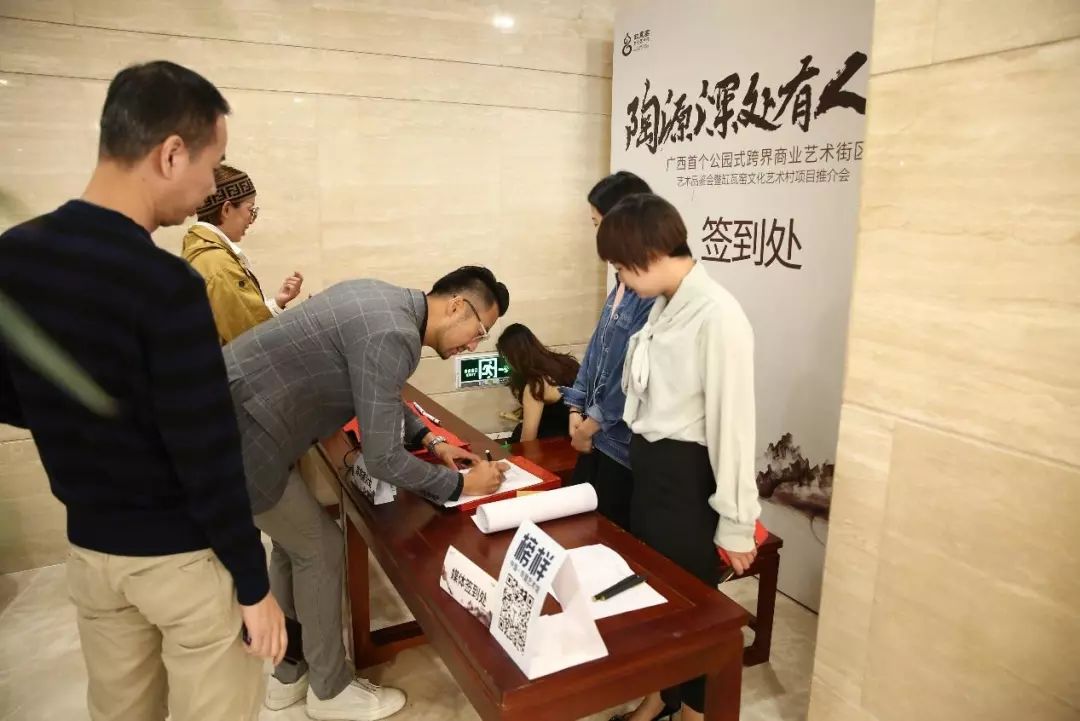 南宁缸瓦窑艺术文化村,南宁缸瓦窑文化艺术村游客摘花