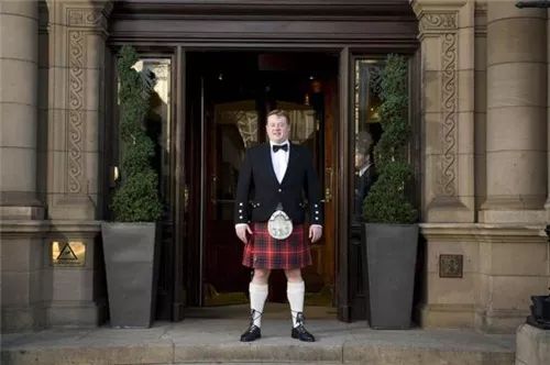 全球最有意思的11个酒店职位：松露猎手、日落风笛手、美人鱼指导员……你知道多少？