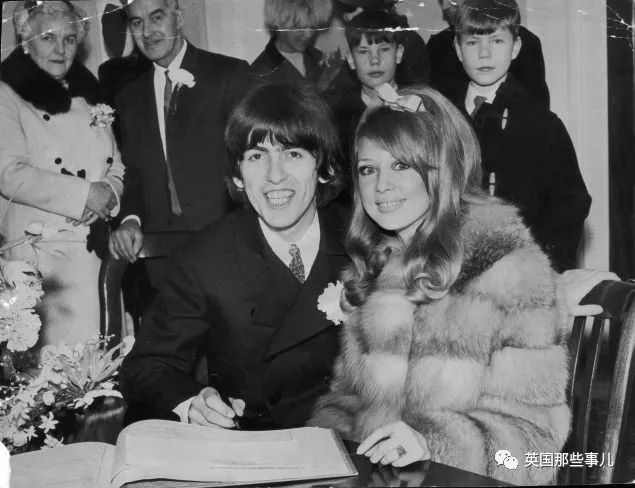 20岁跟披头士吉他手一见钟情，婚后又被摇滚大神狂追：她，摇滚界传奇缪斯