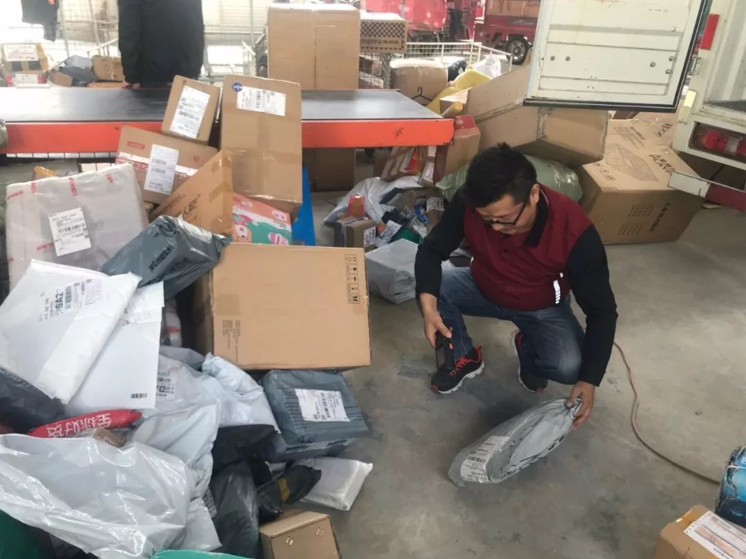 小店老板换了三台车，还买了套新房，农村网购带火这门新生意