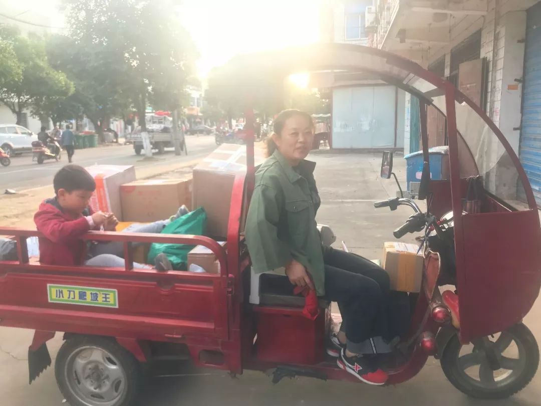 小店老板换了三台车，还买了套新房，农村网购带火这门新生意