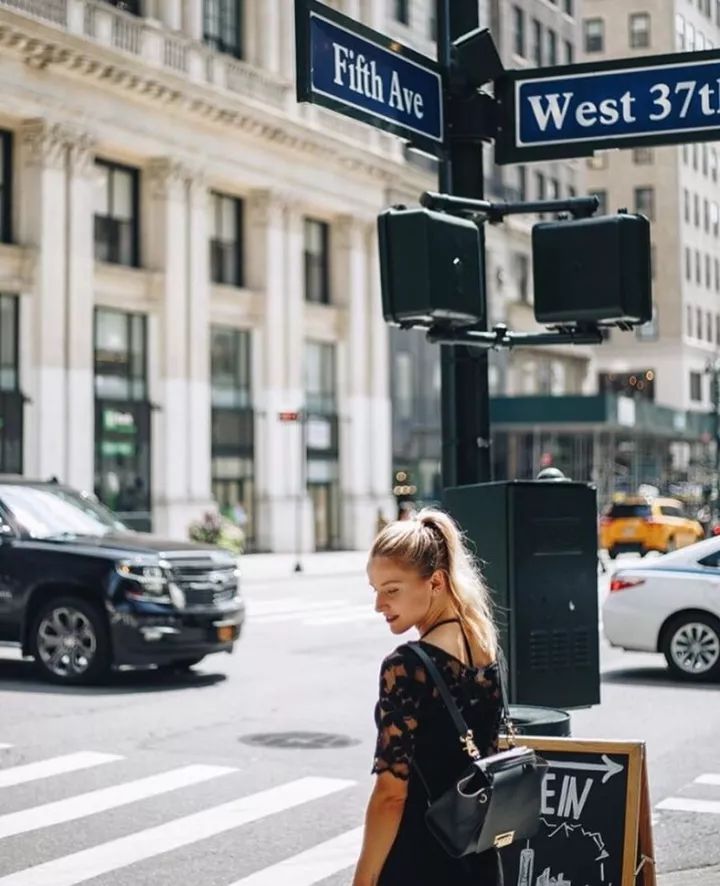 背上插满了flag表情包,背上挎的包包