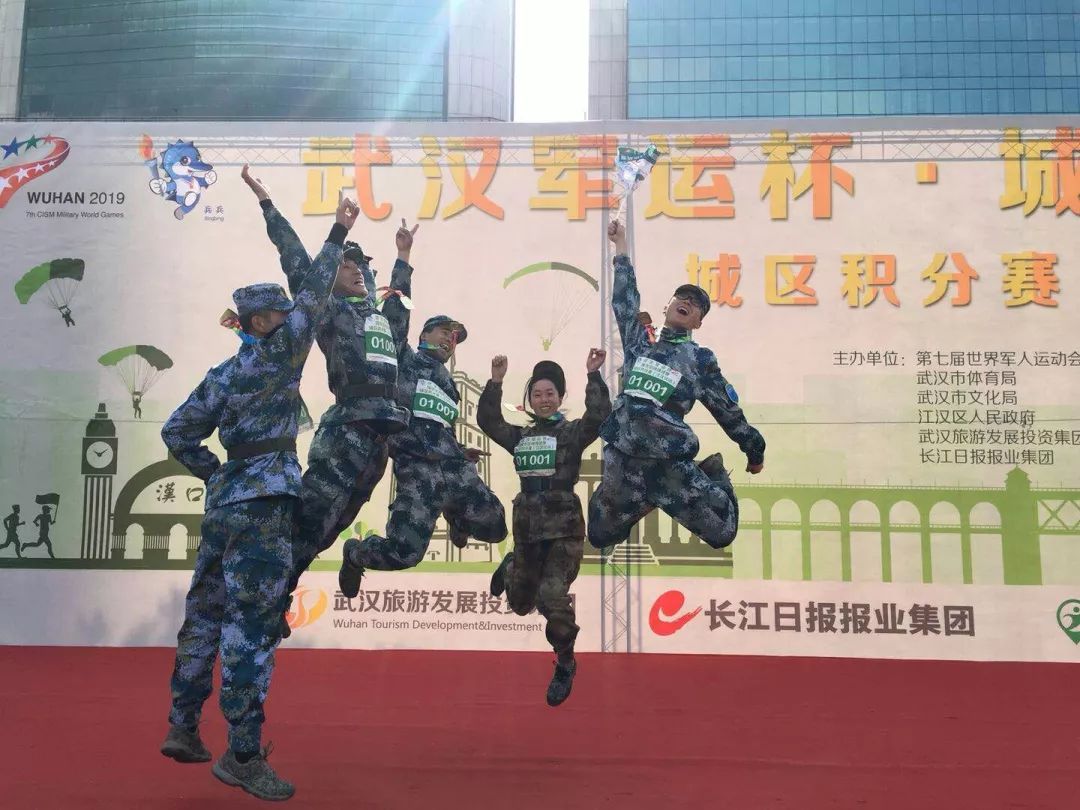 真霸道！小区内“违停”遭物业锁车，交50元才开锁！物业定的“家规”竟还有这些……︱早安武汉