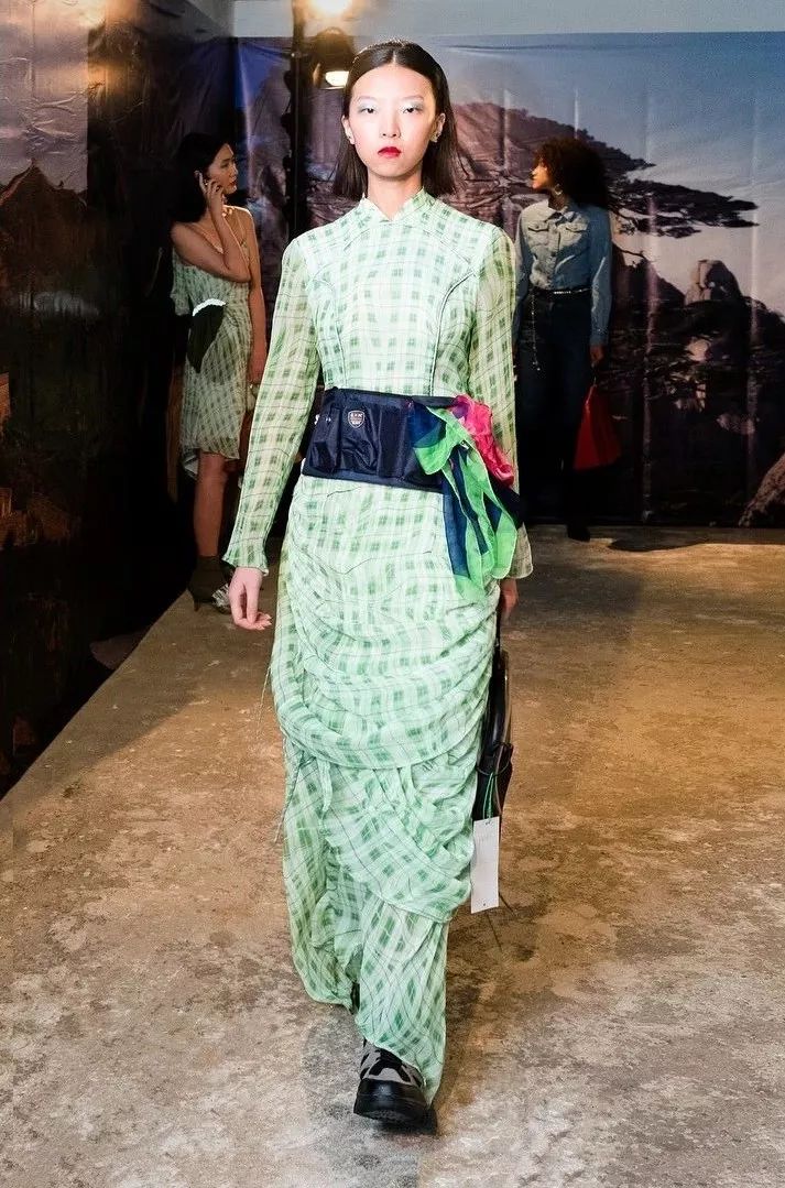 中国大妈才是地球上最敢穿的街头王者!当红时尚单品都是你妈玩剩下的