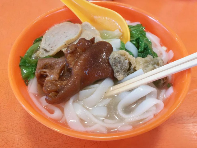 住在西村的人，根本不用煮饭……