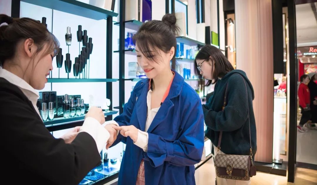 精致的女人走到哪都是靓丽的,女人只有逛街才是最开心的事