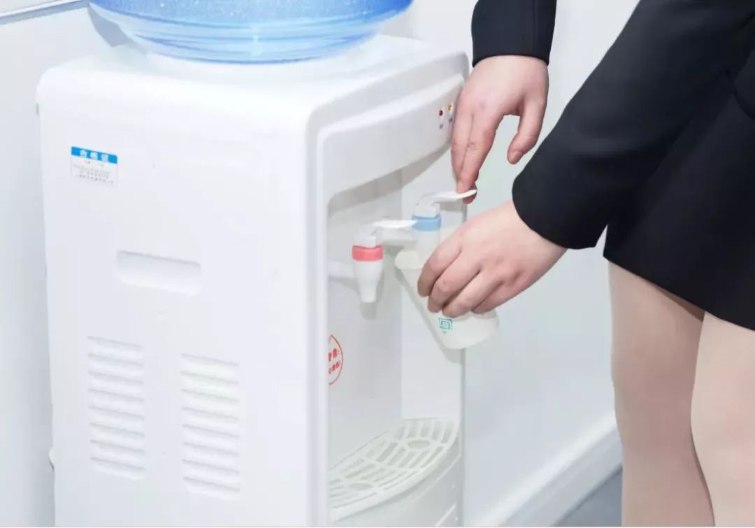 衣服鞋子发黄有污渍,衣服鞋子泛黄怎么办