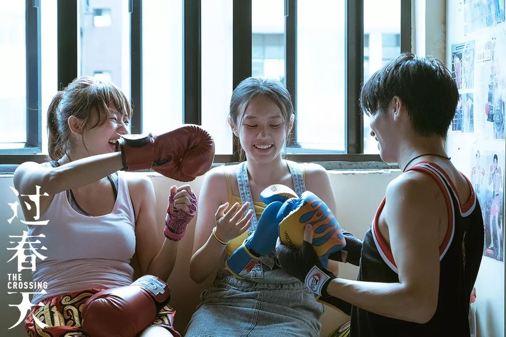 16岁女孩去国外读书,16岁少女走私苹果手机