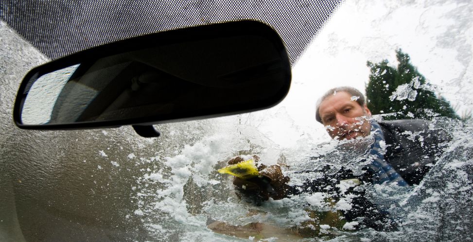 汽车车内玻璃有雾怎么解决,下雨天汽车内玻璃有雾怎么办