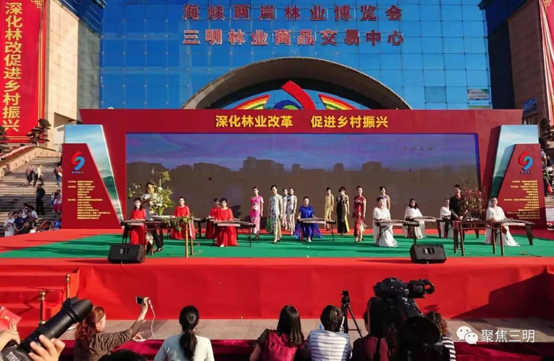 林博会上插花艺术家现场教你插花，还有50多件花艺大师作品亮相！