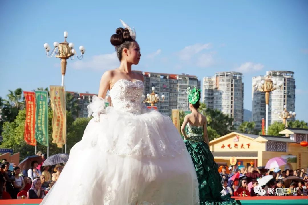 林博会上插花艺术家现场教你插花，还有50多件花艺大师作品亮相！