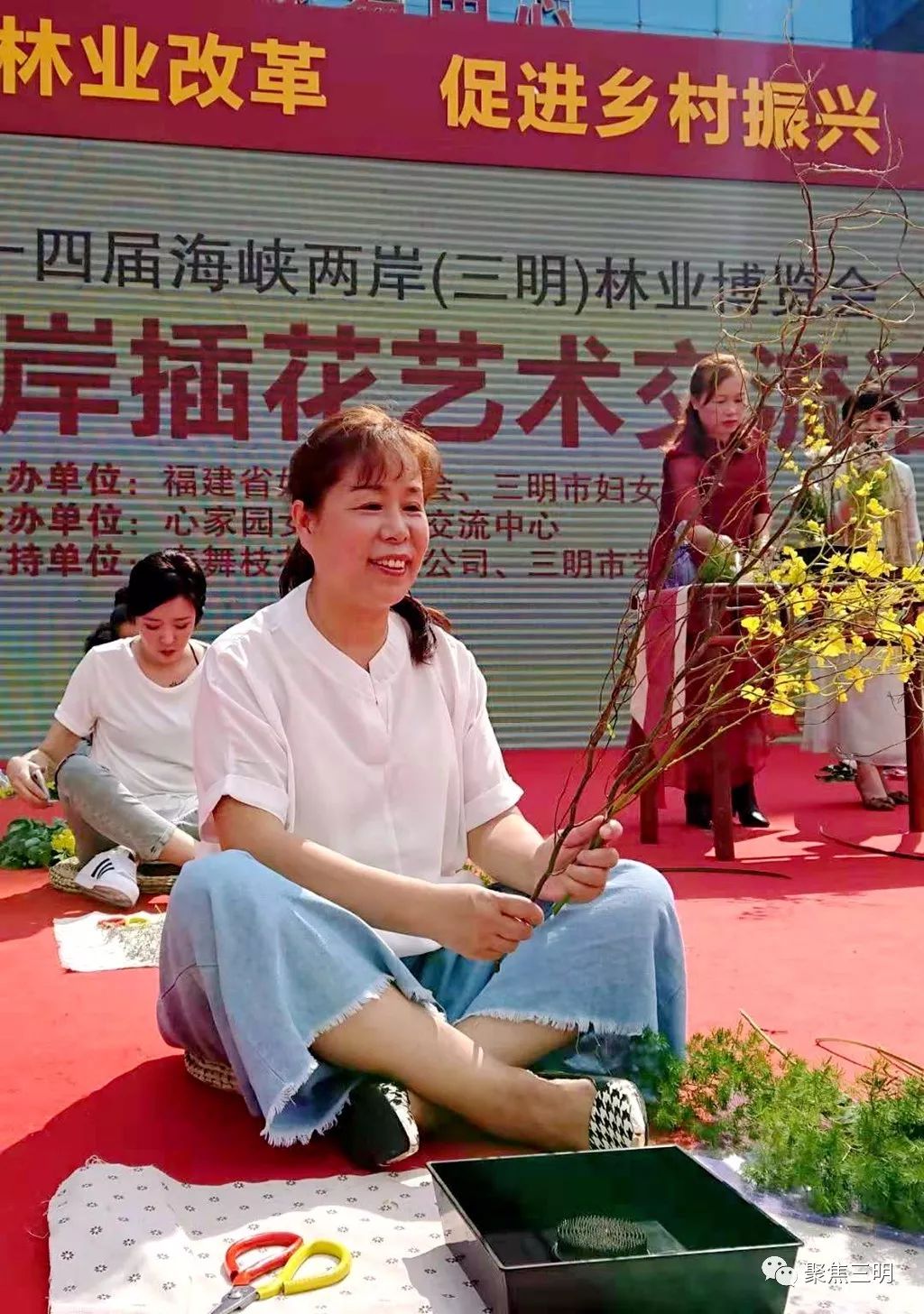 林博会上插花艺术家现场教你插花，还有50多件花艺大师作品亮相！