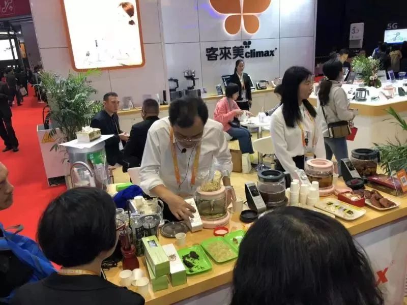 “懒人”料理机、“单身专属”电饭锅……普通观众逛进博会，这些展品值得“轧闹猛”！