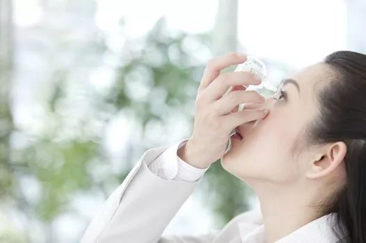 每天喷2下，近视竟然降低了200度？西班牙人都买疯了！还能缓解眼部疲劳，预防老花眼、白内障！