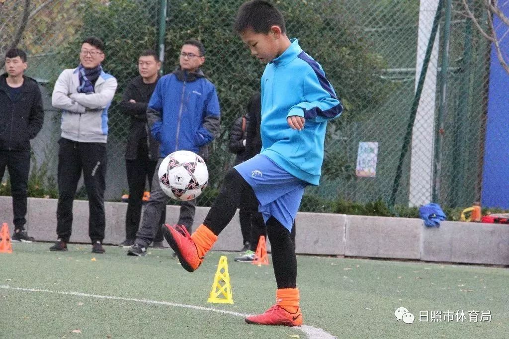 「快来围观这群超级棒的孩子」厚积薄发新力量，日照市足球学校开课啦~