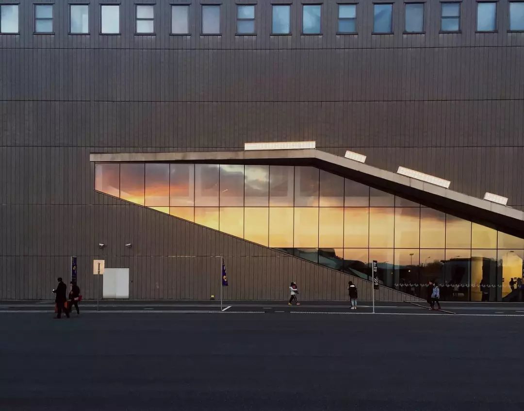 这是一双乳胶棉拖，跳跃在云端之巅的曼妙，穿上3秒就暖脚！