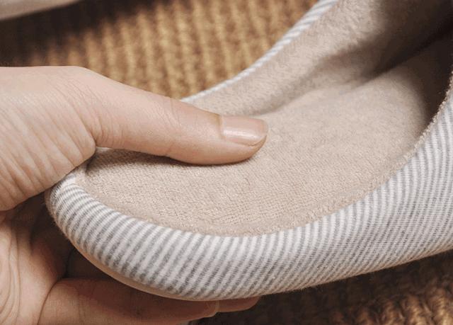 这是一双乳胶棉拖，跳跃在云端之巅的曼妙，穿上3秒就暖脚！