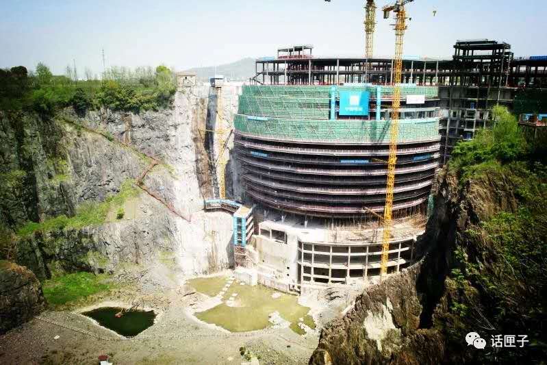 深坑酒店今天开业！历时十多年，上海在百米深坑里建造全球海拔最低酒店，曲折、艰辛远远超出你想象……