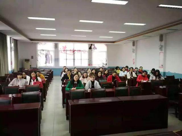 信阳市第一实验小学开展国培心得交流活动