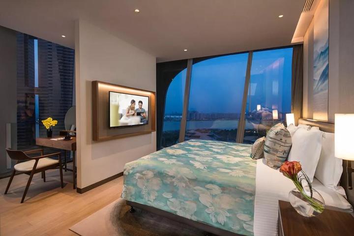 钱塘江畔59层“红酒瓶”上面装了啥？神秘面纱被揭开