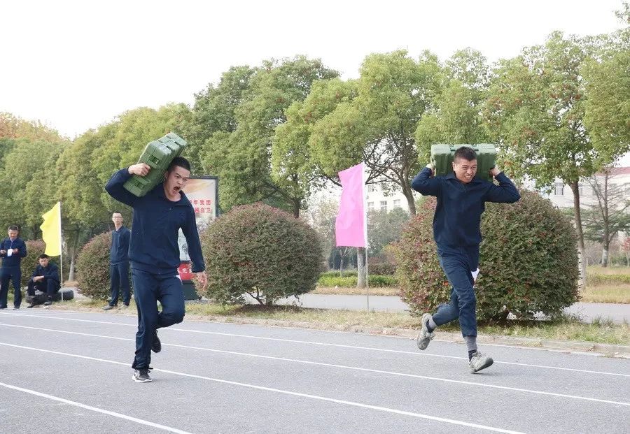 解放军运动会扛着炮跃过障碍,直击军体运动会