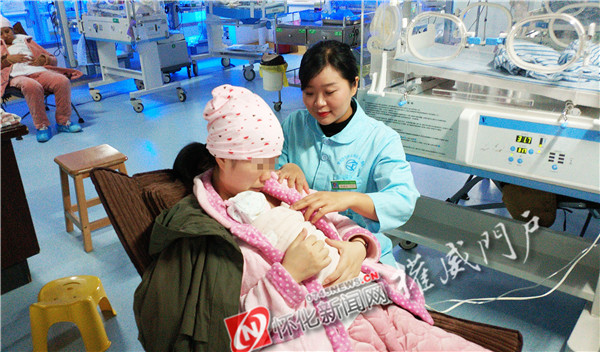 早产宝宝袋鼠式护理,袋鼠式护理新生儿