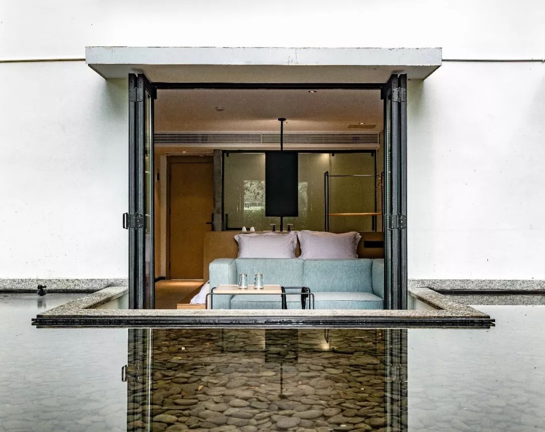 自称“射鸡师”！这个“不太正经”的设计师把酒店开了半个中国，今年终于到杭州了！