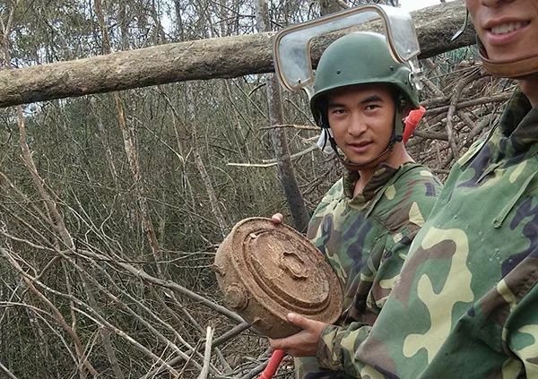 扫雷兵牺牲催泪视频,扫雷战士感动瞬间