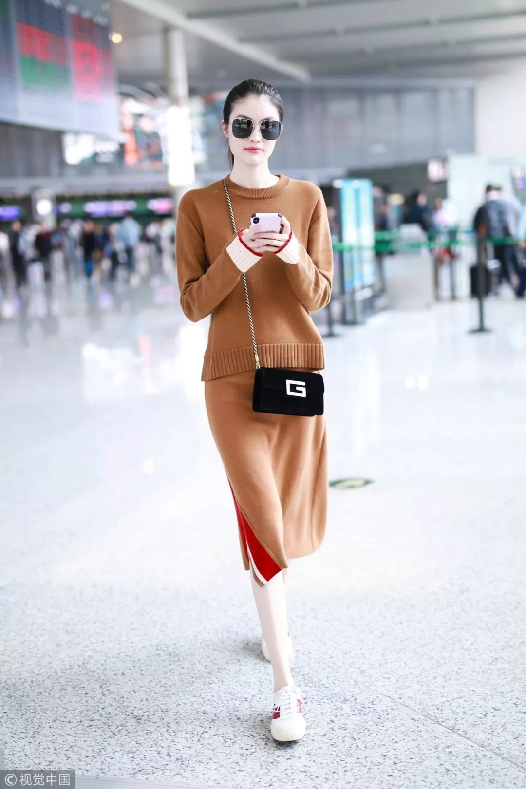 针织裙有静电粘腿妙招,哪种半身裙显腿长