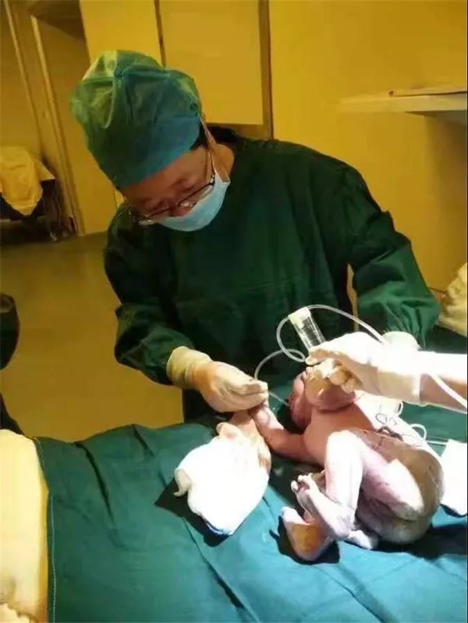 平湖准妈妈住院待产，胎儿胎心突然消失！千钧一发之际……