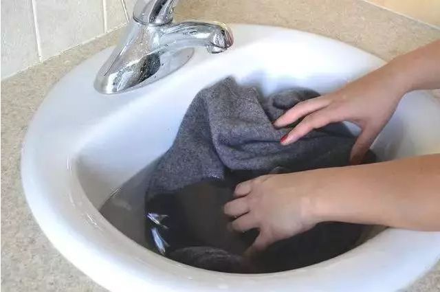 怎么预防羊毛毛衣起球掉毛,羊毛衣掉毛毛特别厉害怎么办