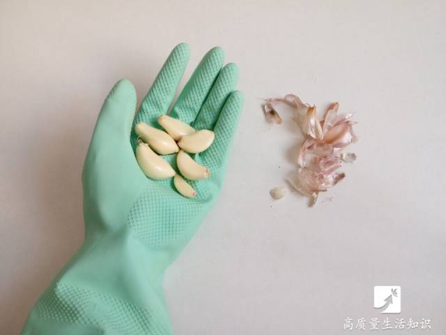 衣服粘毛咋办一招简单教你解决,衣服粘毛怎么办教你6招轻松搞定