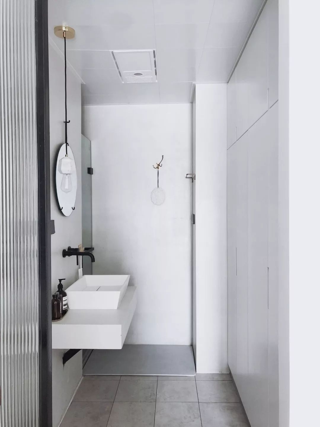 家里乱全怪娃？娃说：你看看别人家的爸妈！生10个孩子也不怕