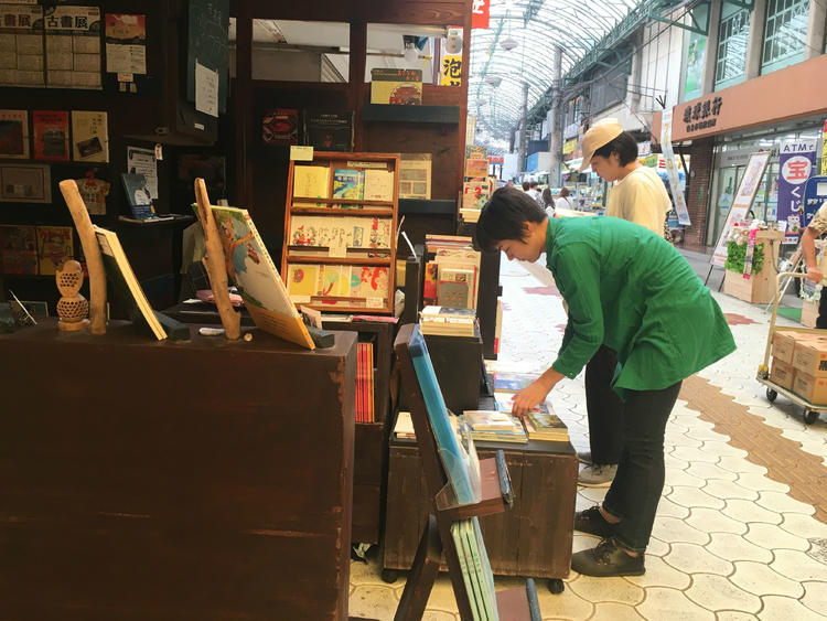 离开东京，去冲绳开一家5.5平米的旧书店！｜吉井忍的二次会