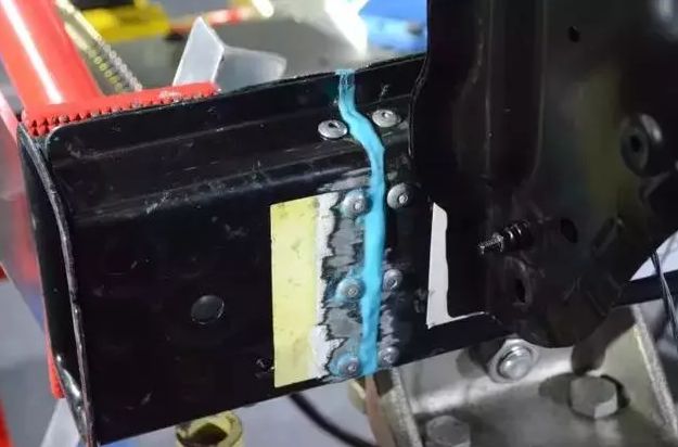 4s店维修后被撞,4s店维修被撞坏