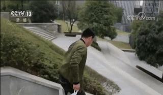 外卖小哥逆行失声痛哭,外卖小哥送外卖泪目