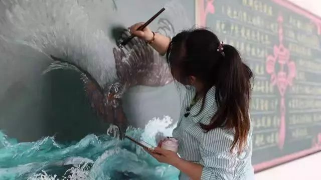 保洁阿姨画3d效果黑板报,保洁阿姨画黑板报视频